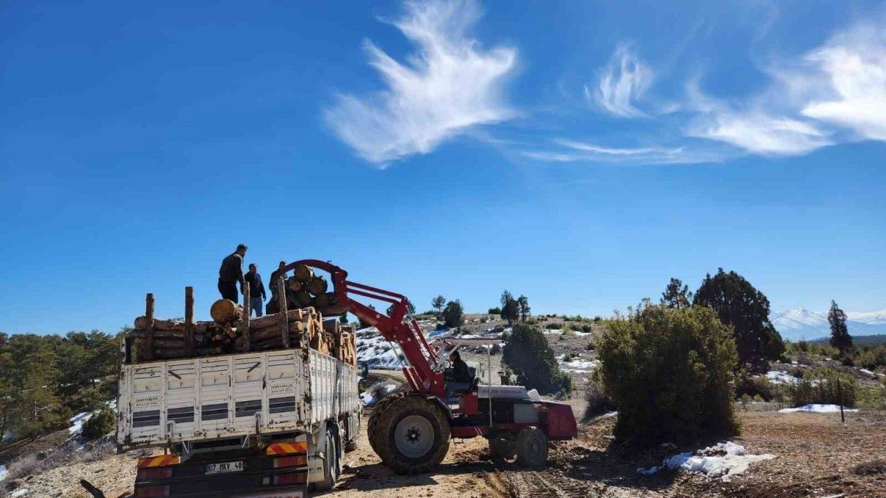 Korkuteli’den deprem bölgesine 11 kamyon odun yardımı