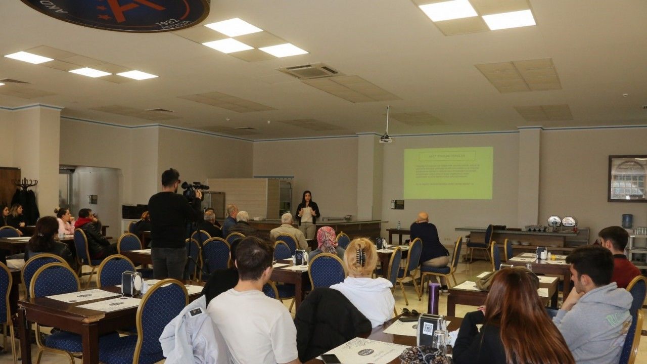 Üniversite’de depremzedelere psiko-sosyal destek semineri düzenlendi