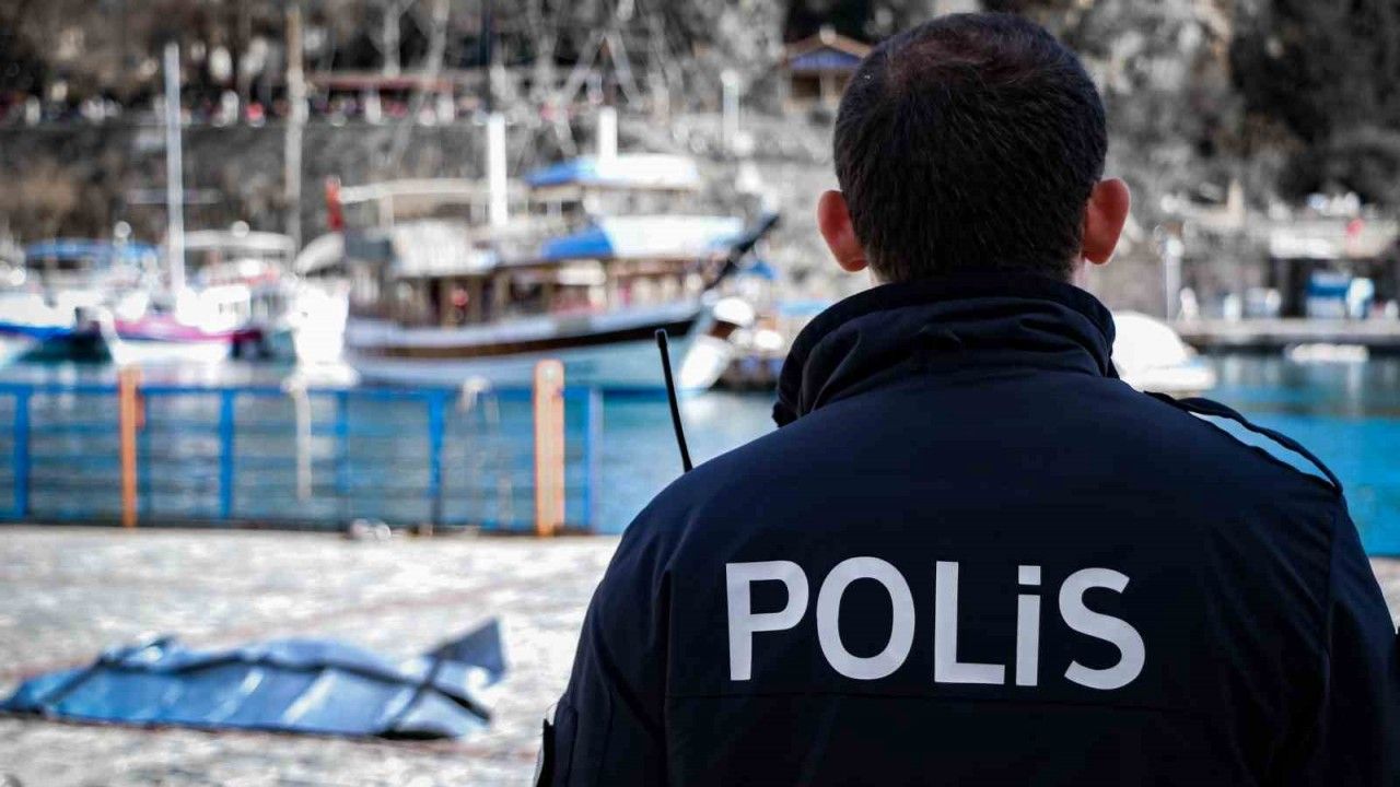 Antalya’da denizde 17-18 yaşlarında erkek cesedi bulundu