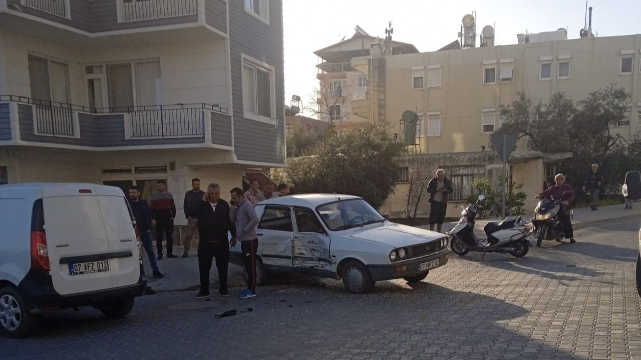 Antalya’da hafif ticari araç ile otomobil çarpıştı: 3 yaralı