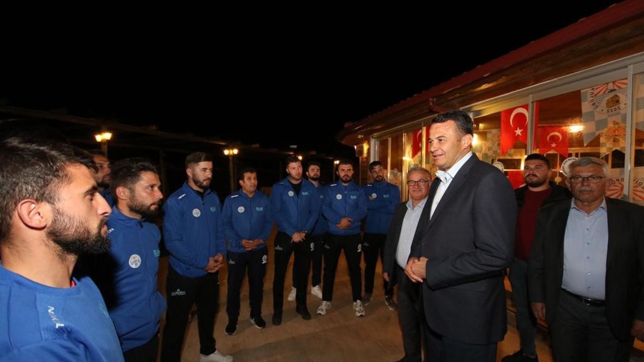 Başkan Ulutaş futbolcularla bir araya geldi
