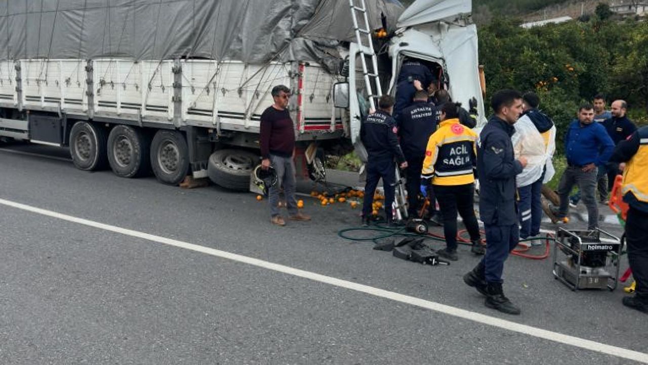 Tıra arkadan çarpan kamyonun kupasına sıkışan sürücü uzun uğraşlar sonunda kurtarıldı