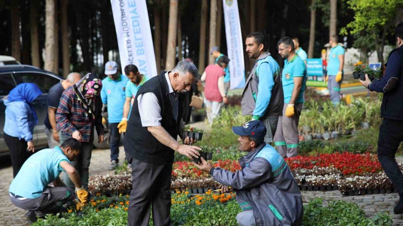 Alanya Belediyesi geleneksel çiçek dağıtımını gerçekleştirdi