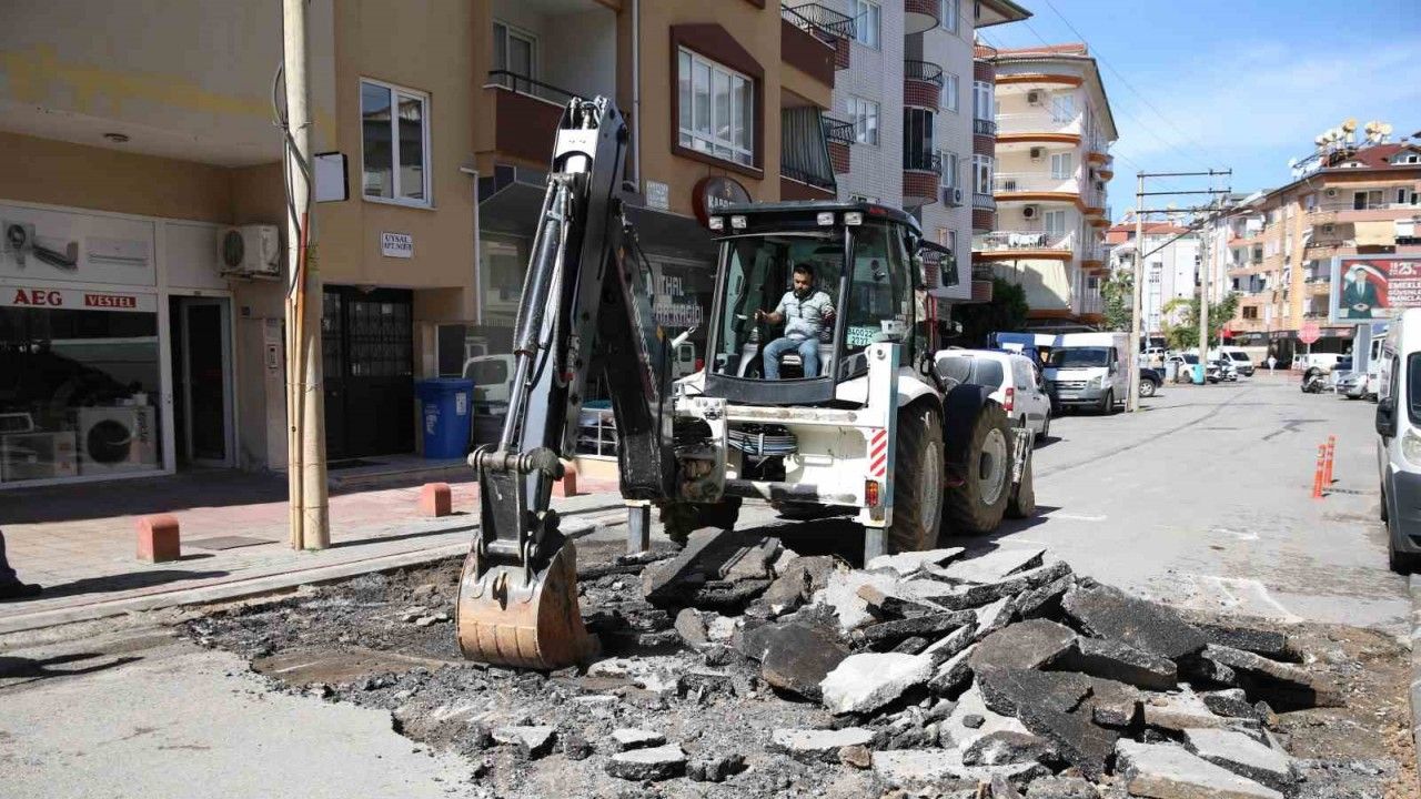 Alanya’da asfalt yenileme çalışmaları sürüyor
