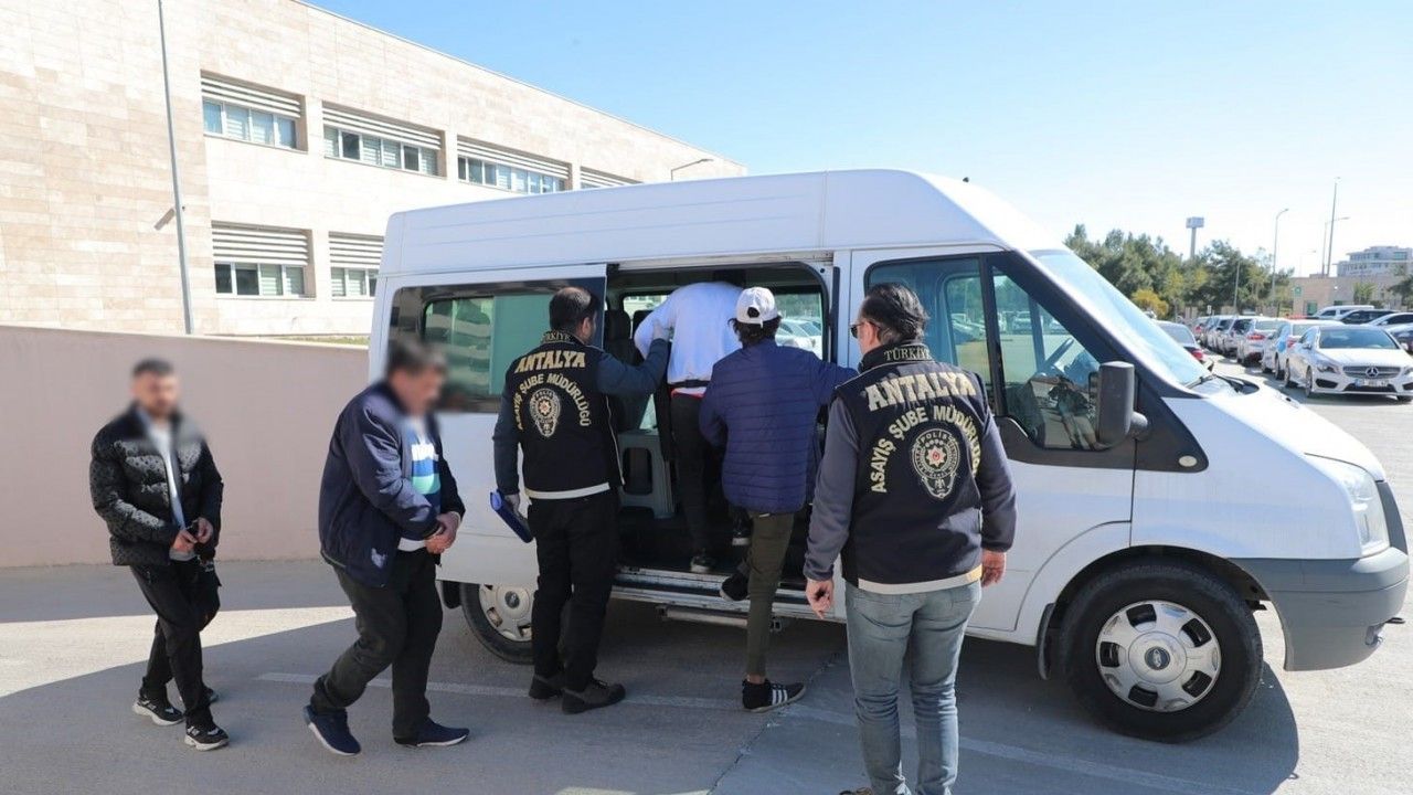 Antalya’da 45 ekip 112 personelle firari şahıslara eş zamanlı operasyon