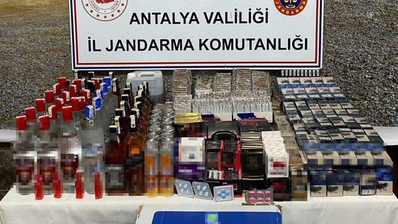 Antalya’da kaçak alkol ve sigara satılan markete jandarmadan baskın