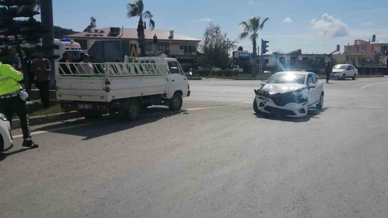 Antalya’da otomobil ile kamyonet çarpıştı: 1 yaralı