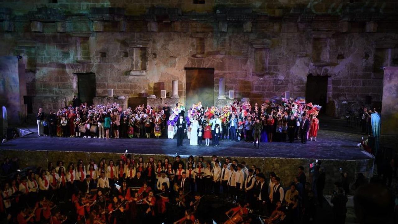 Aspendos Antik Tiyatrosu’nda 23 Nisan coşkusu