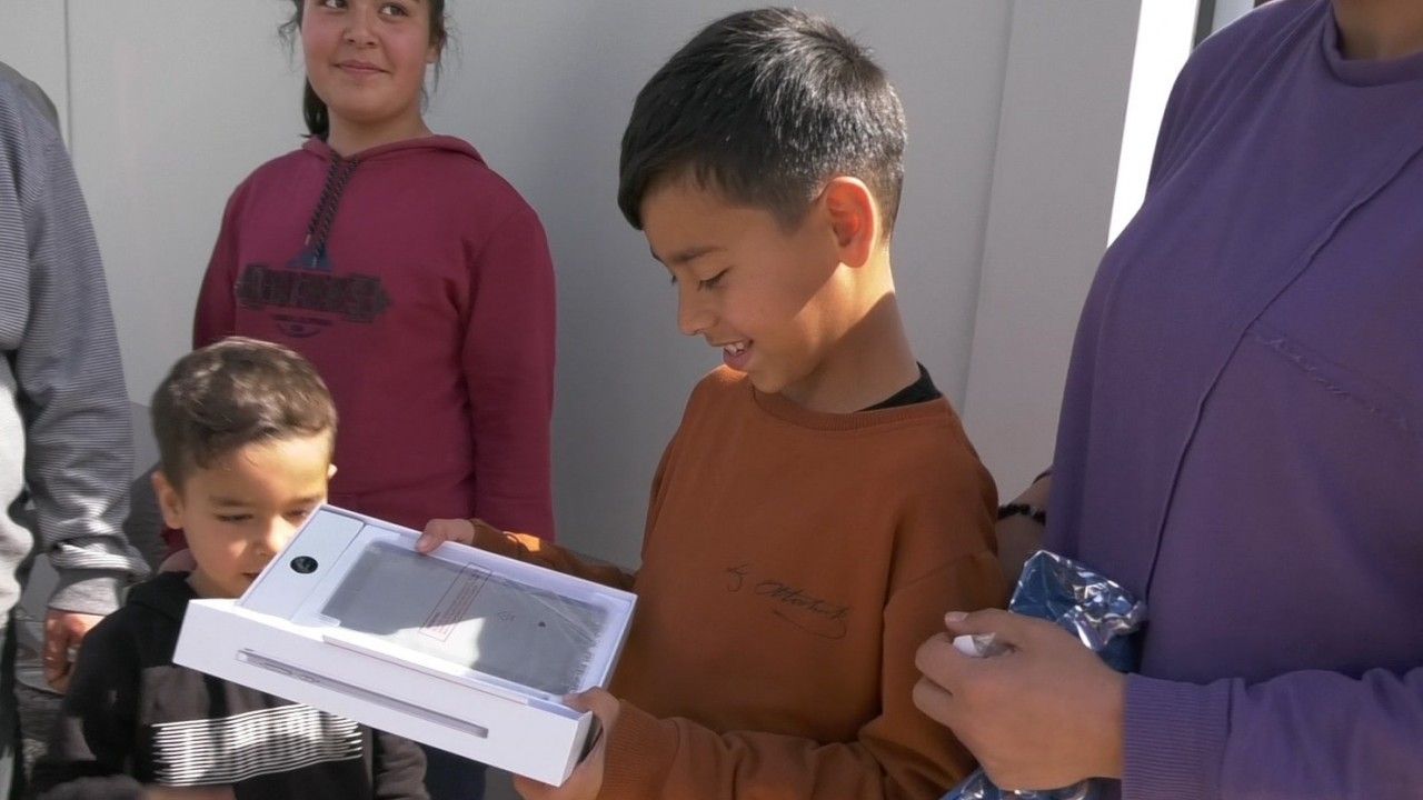 Başkan Muhittin Böcek depremzede öğrencilere tablet gönderildi