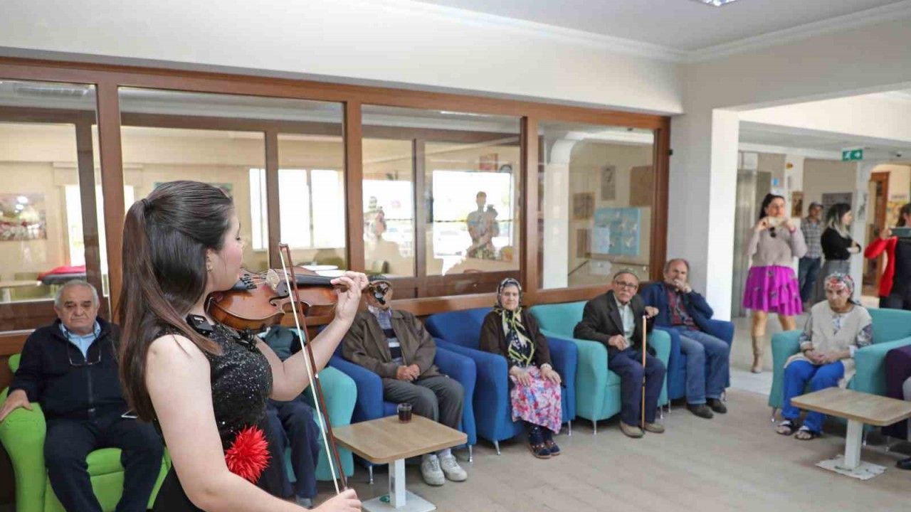 Genç müzisyenlerden yaşlılara müzik keyfi