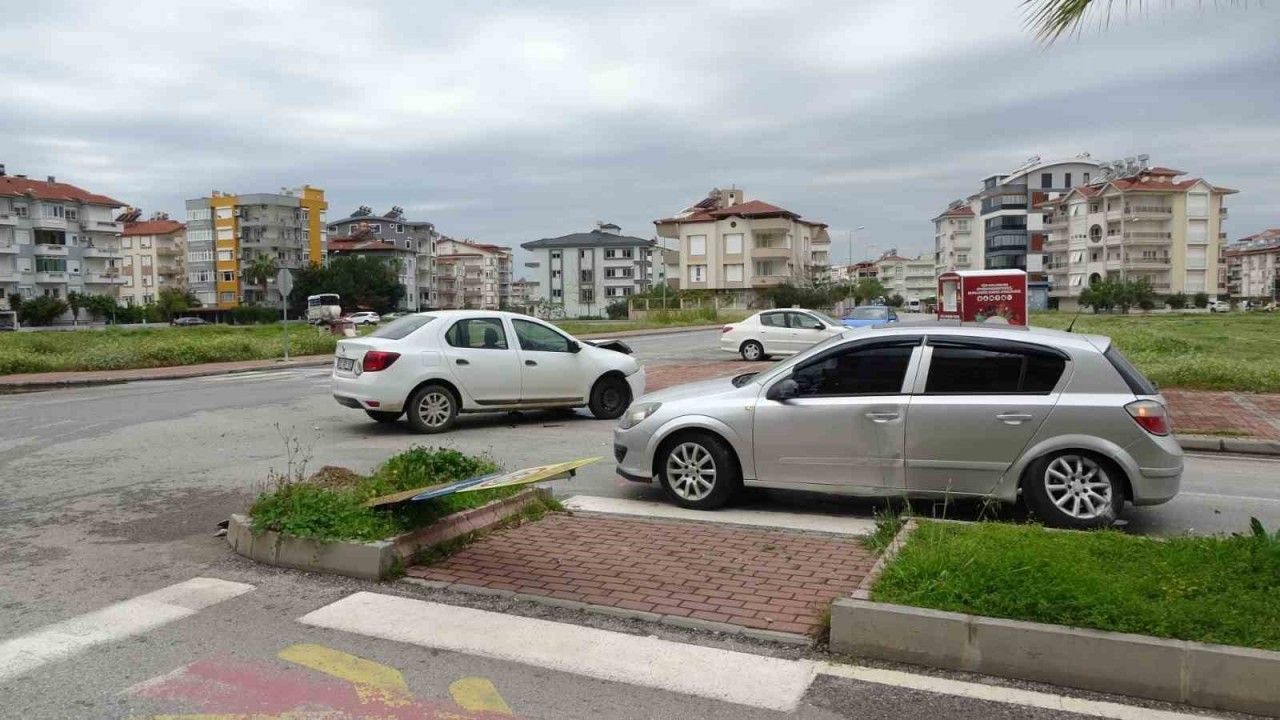 Manavgat’ta 2 otomobil çarpıştı: 1 yaralı