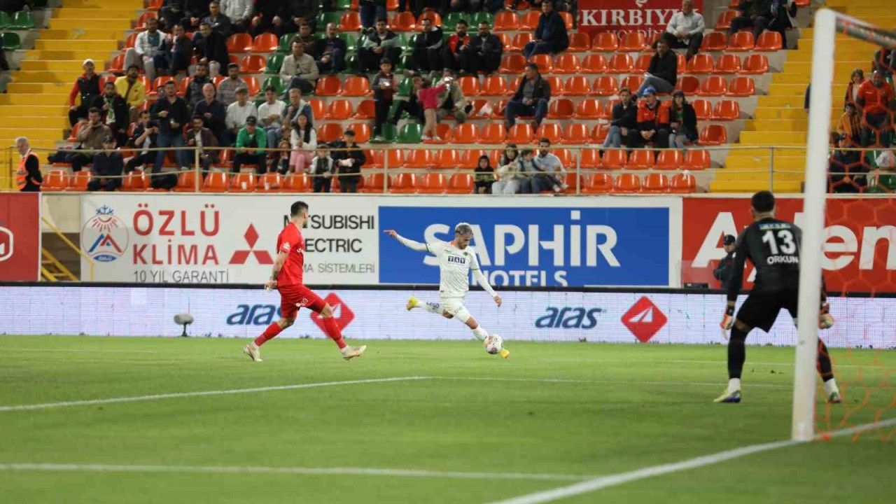 Spor Toto Süper Lig: Corendon Alanyaspor: 1 - Ümraniyespor: 0 (İlk yarı)