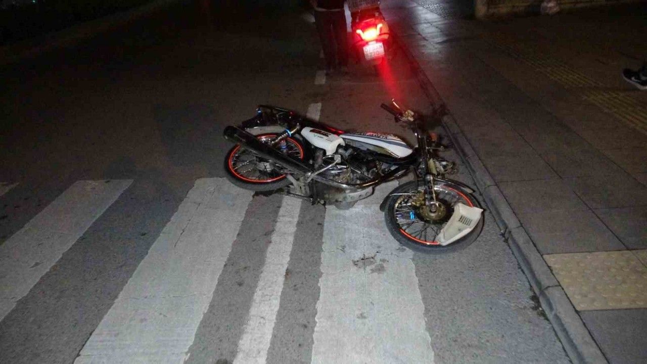 Virajı alamayan motosiklet kaldırım taşına çarptı: 1 yaralı