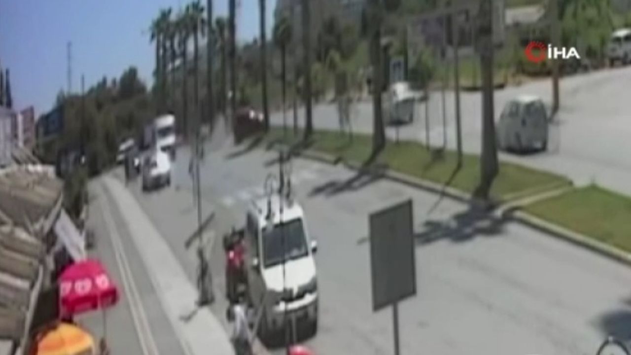 Sollama yaparken palmiyeye çarpan otomobilde sıkışan sürücü ağır yaralandı