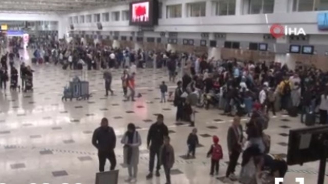 Tatilciler oy vermek için havalimanına koştu