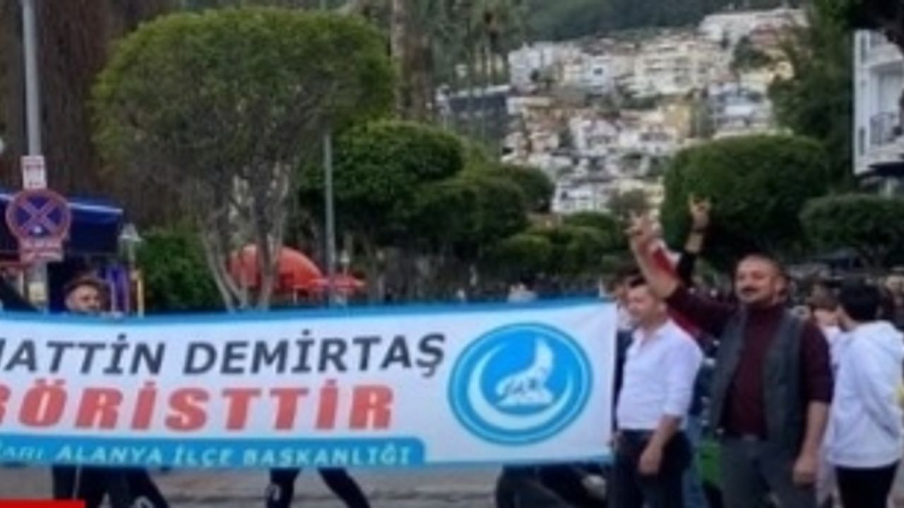 Alanya’da Ekrem İmamoğlu’na pankartlı protesto