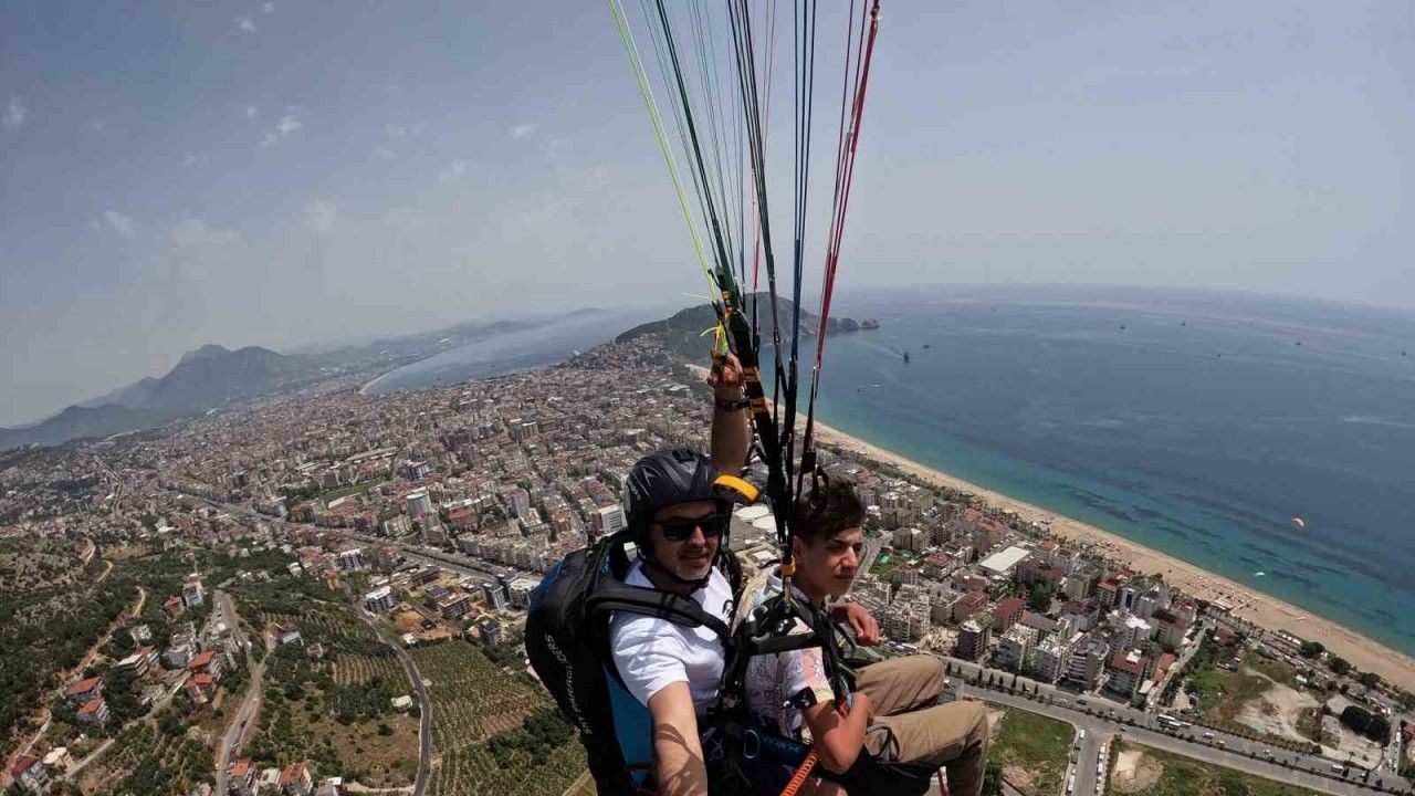 ALKÜ’lü gençler Türk bayrağını 10 ayrı şehrin semalarında dalgalanırdı