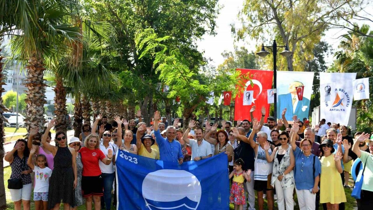 Muratpaşa’nın plajlarının mavi bayrakları teslim edildi