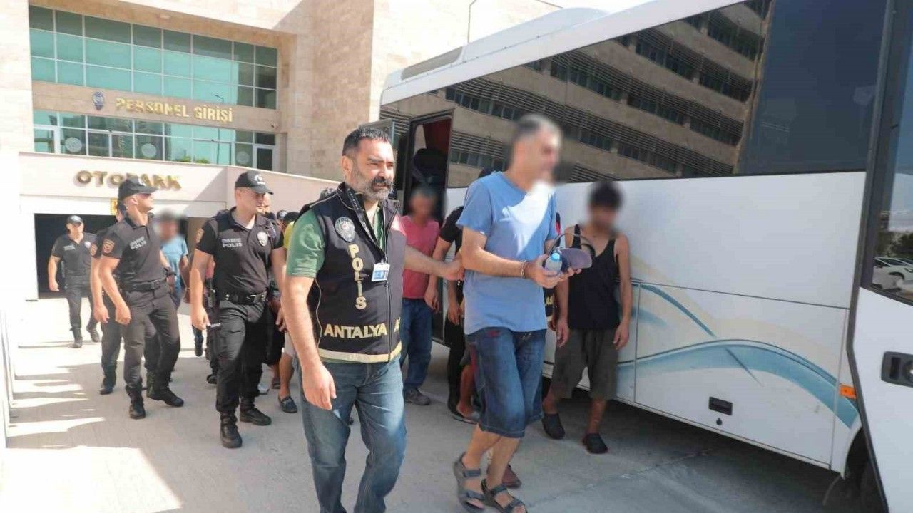 Antalya’da firari şahıslara eş zamanlı operasyon: 35 kişi yakalandı