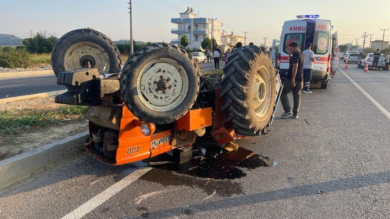Antalya’da otomobil traktöre çarptı: 2 yaralı