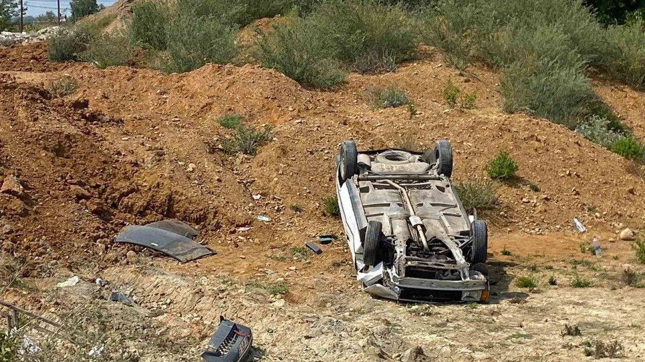 Antalya’da yoldan çıkan otomobil takla attı: 2 yaralı