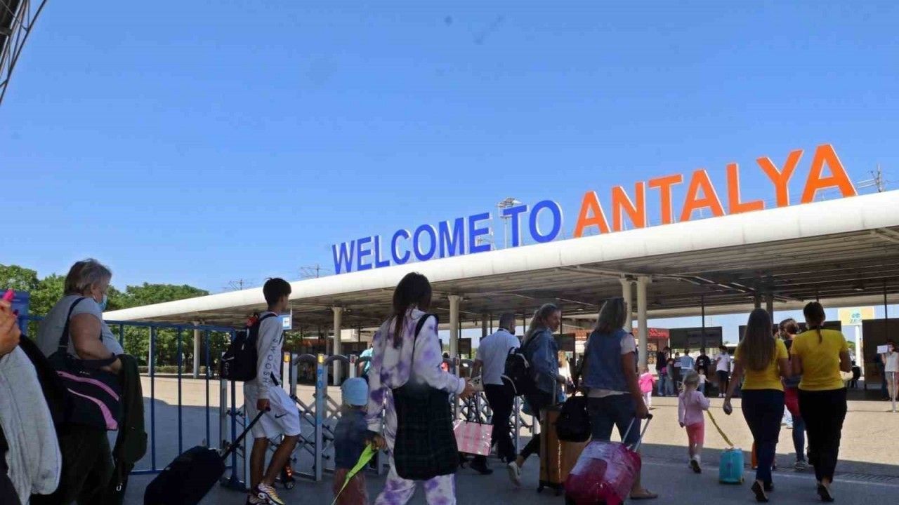 Antalya’ya hava yoluyla gelen turist sayısı 10 milyonu geçti