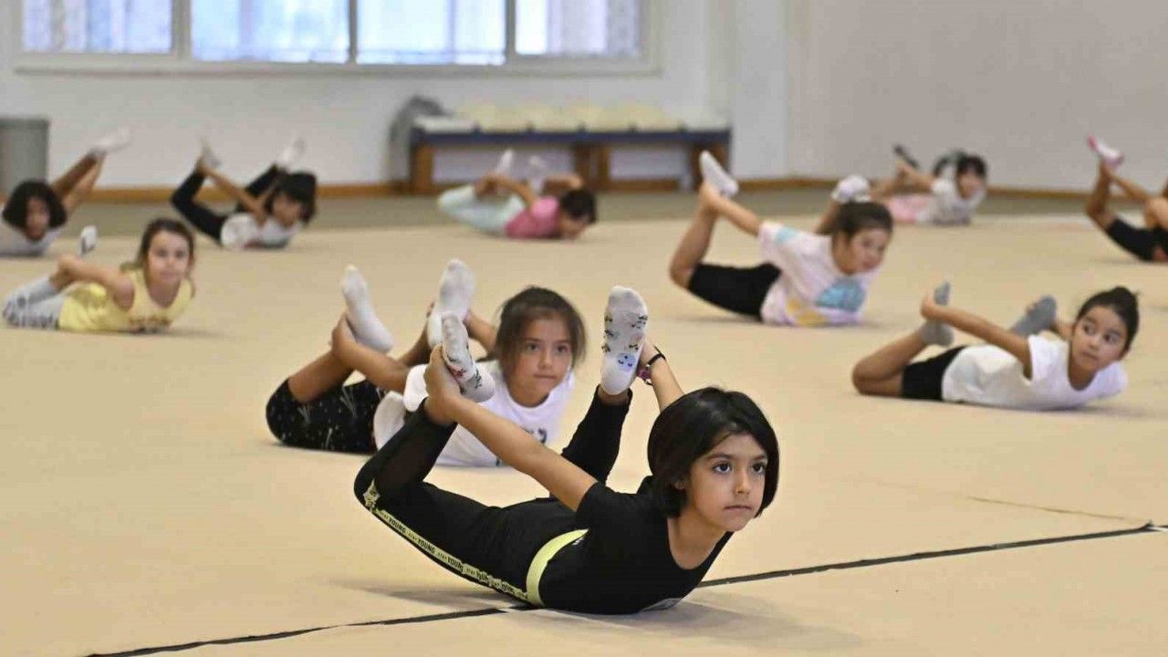 Muratpaşa’da yaz dönemi spor okulları cimnastik programına yoğun ilgi