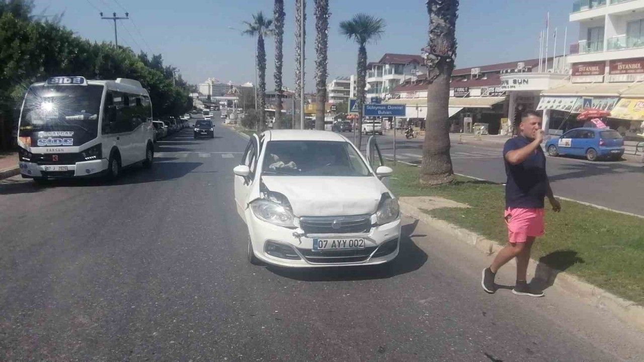 Antalya’da yaya geçidinde 3 araçlı zincirleme kaza