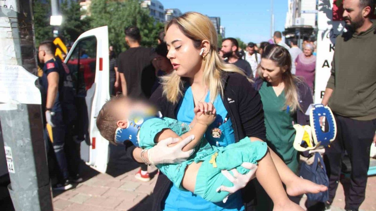 Antalya’da otomobil alt geçit girişindeki levhaya çarptı: 6 yaralı