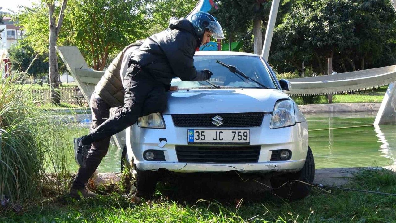 Antalya’da otomobil süs havuzuna uçtu: Çekici çaresiz kalınca yöntemi vatandaş buldu
