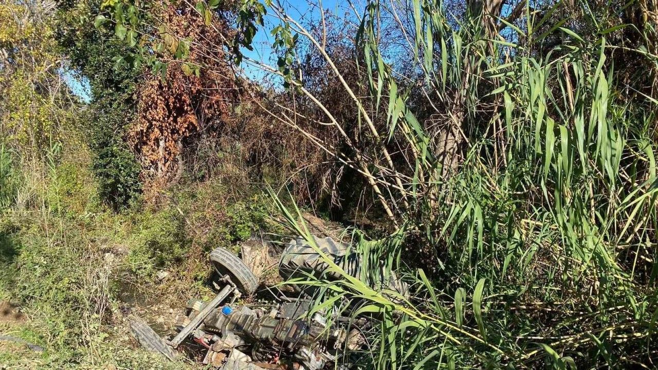 Antalya’da traktörün altında kalan sürücü yaralandı