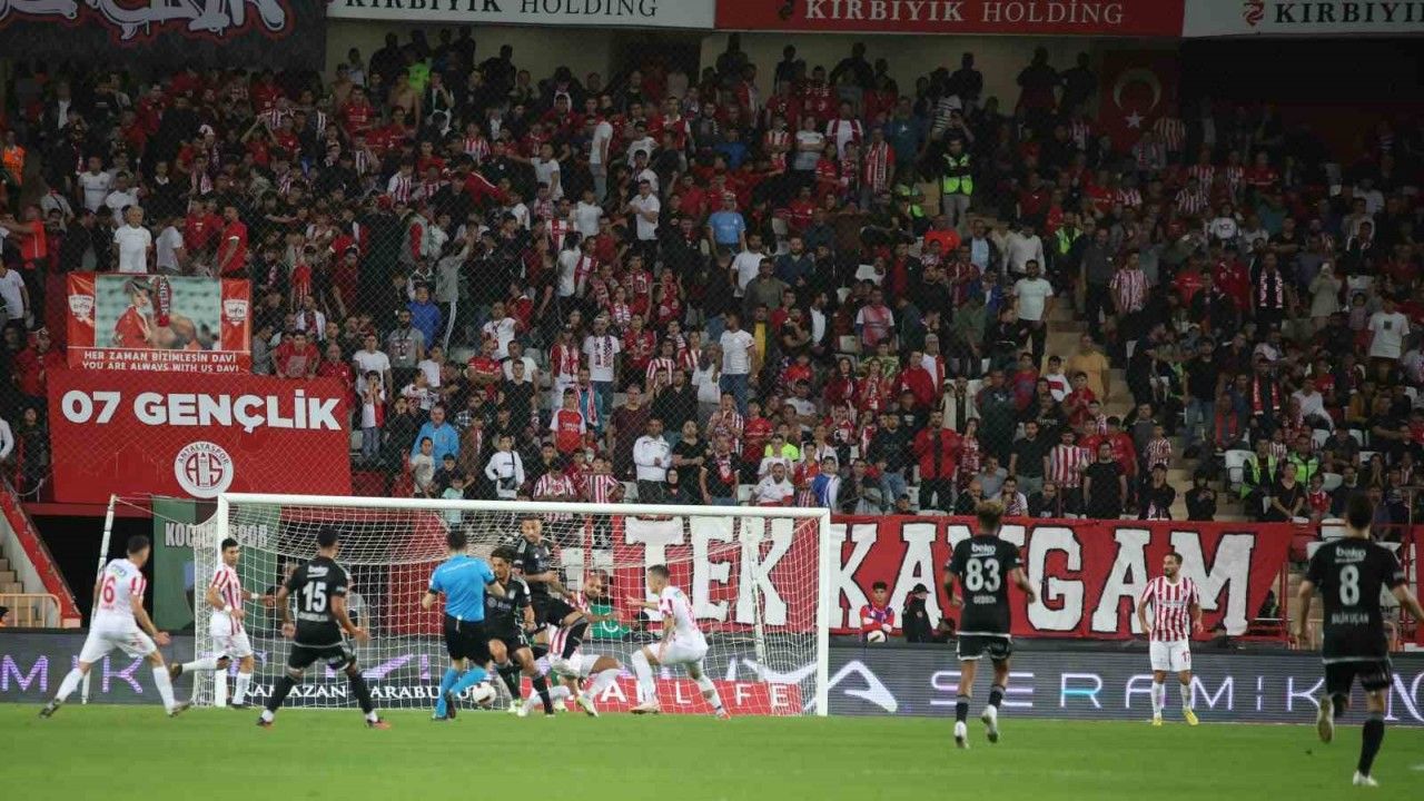 Trendyol Süper Lig: Antalyaspor: 0 - Beşiktaş: 0 (Maç devam ediyor)