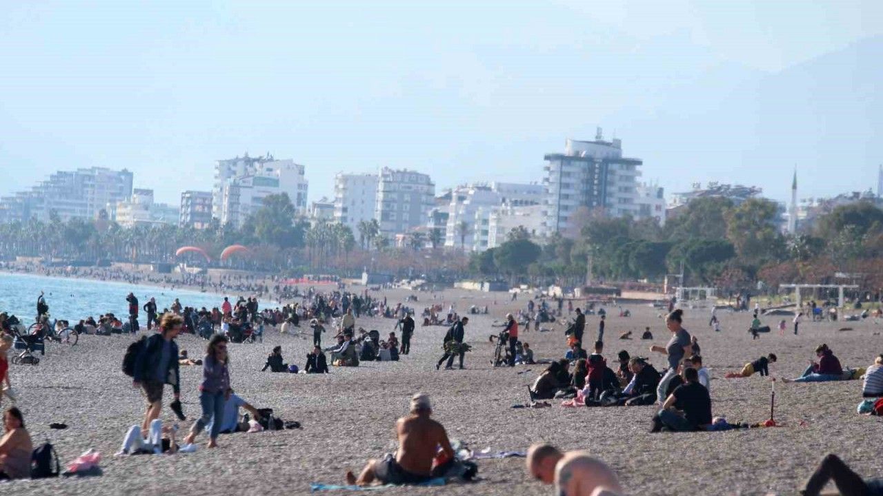 Antalya’da dünyaca ünlü sahilde yılın son yoğunluğu