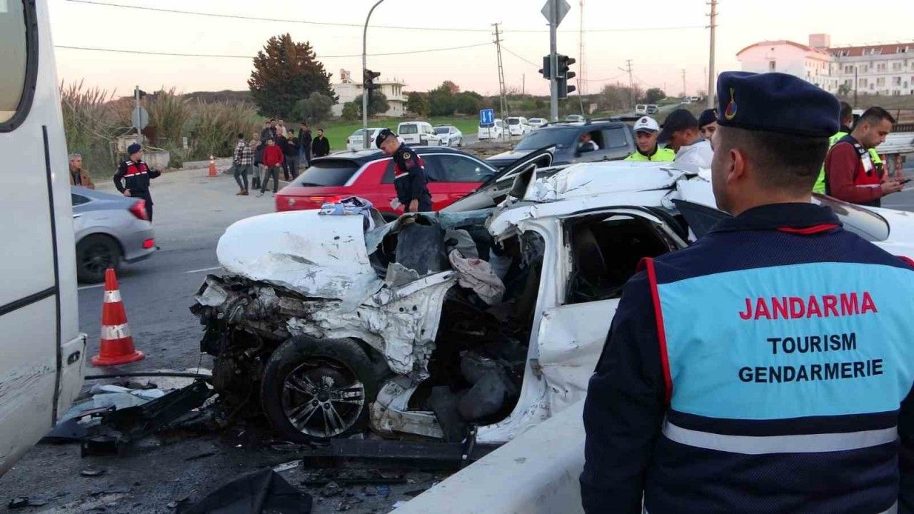 Antalya’da otel servisi ile otomobil çarpıştı: 2 ölü, 14 yaralı