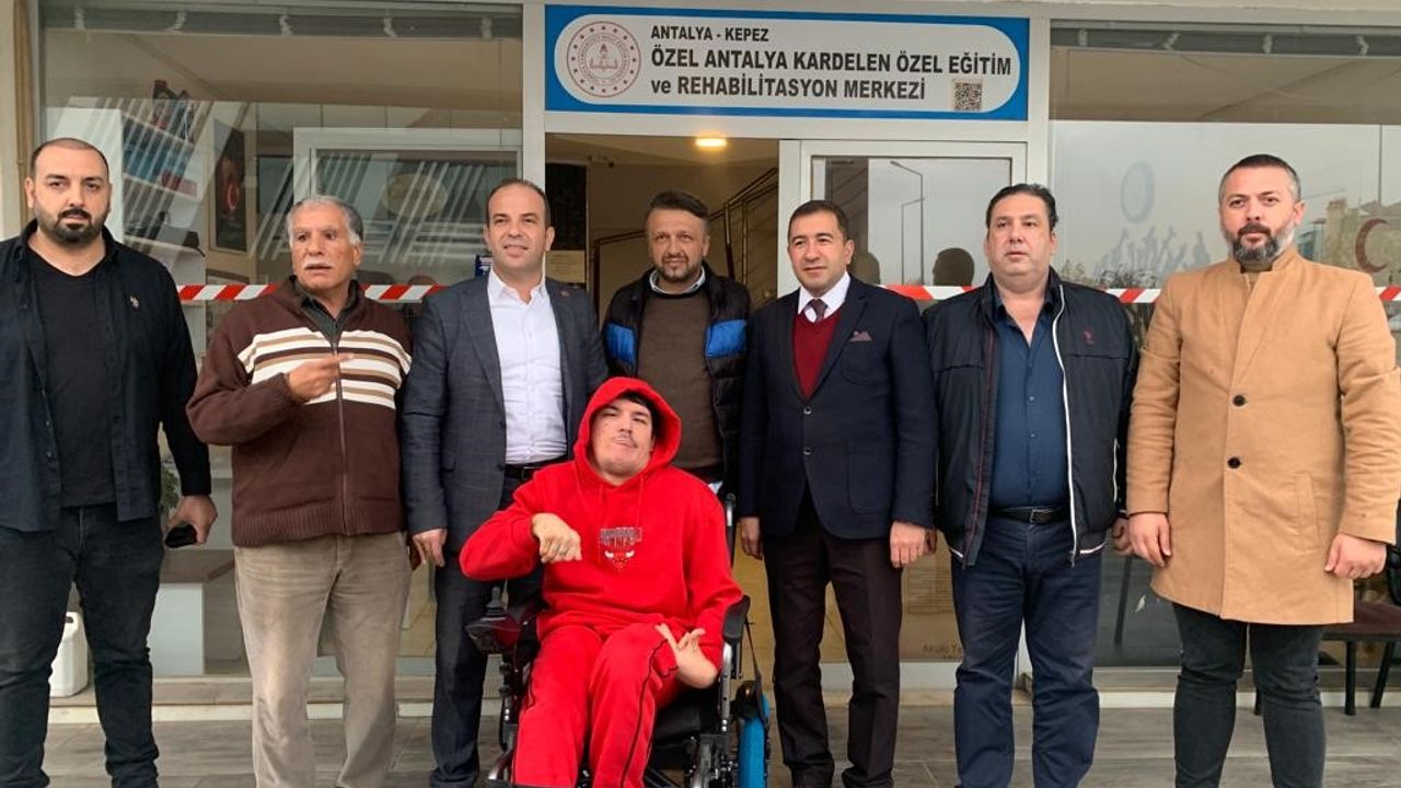 AK Parti akülü tekerlekli sandalye talebinde bulunan engelli gencin isteğini yerine getirdi
