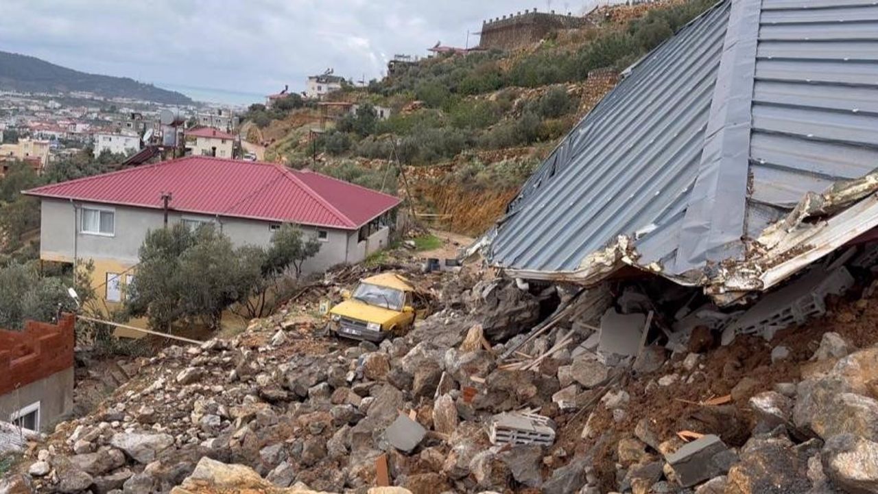 Alanya’da heyelan sebebiyle inşaat halindeki ev ve istinat duvarı çöktü