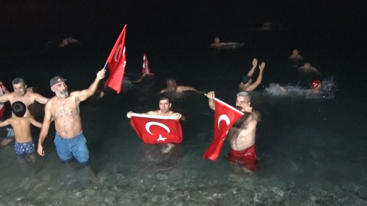 Antalya’da 2024’ü denize girerek karşıladılar
