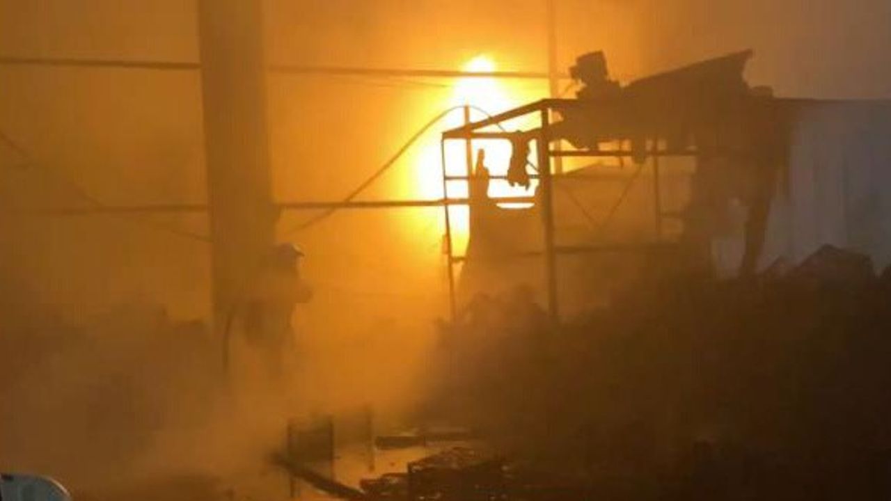 Antalya’da plastik kasa üretimi yapılan fabrikada yangın