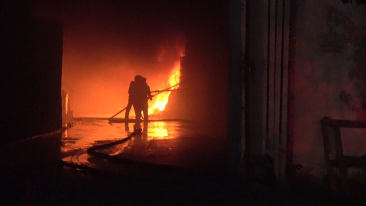 Antalya’da plastik kasa üretimi yapılan fabrikadaki yangın söndürüldü