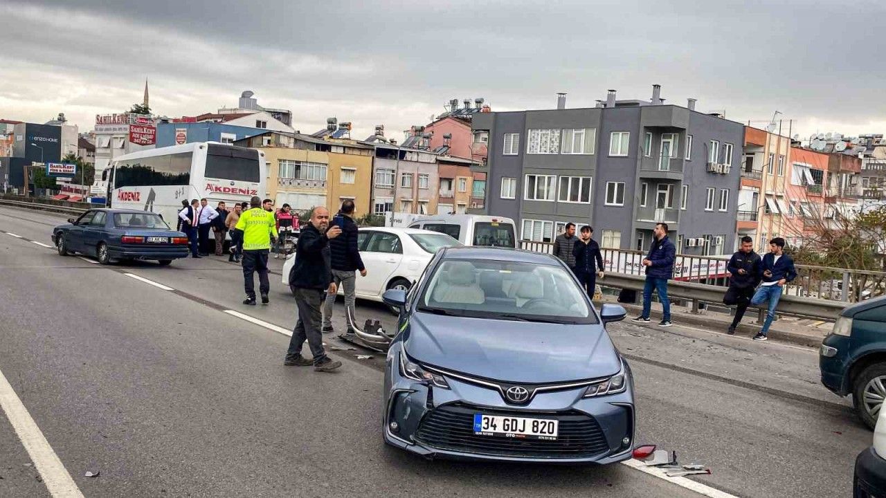 Antalya’da şehirlerarası otobüsün de karıştığı kaza ucuz atlatıldı