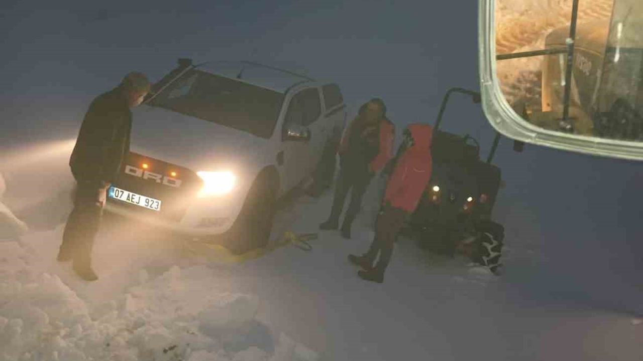 Karda mahsur kalanları Büyükşehir ekipleri kurtardı