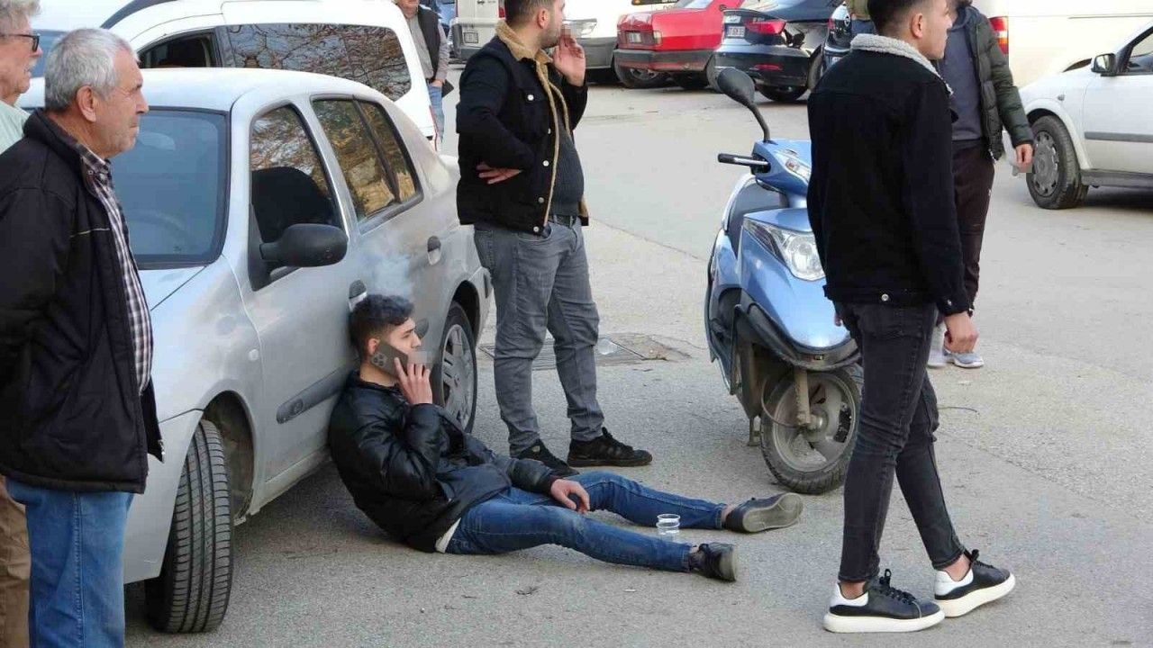 Kaza yapan motosiklet sürücüsü yattığı yerde ambulansı sigara içerek bekledi
