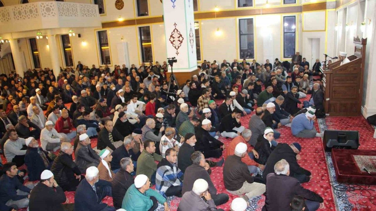 Kumluca’da yılbaşı akşamı Kur’an ziyafeti ve şehitlere dua gecesi düzenlendi