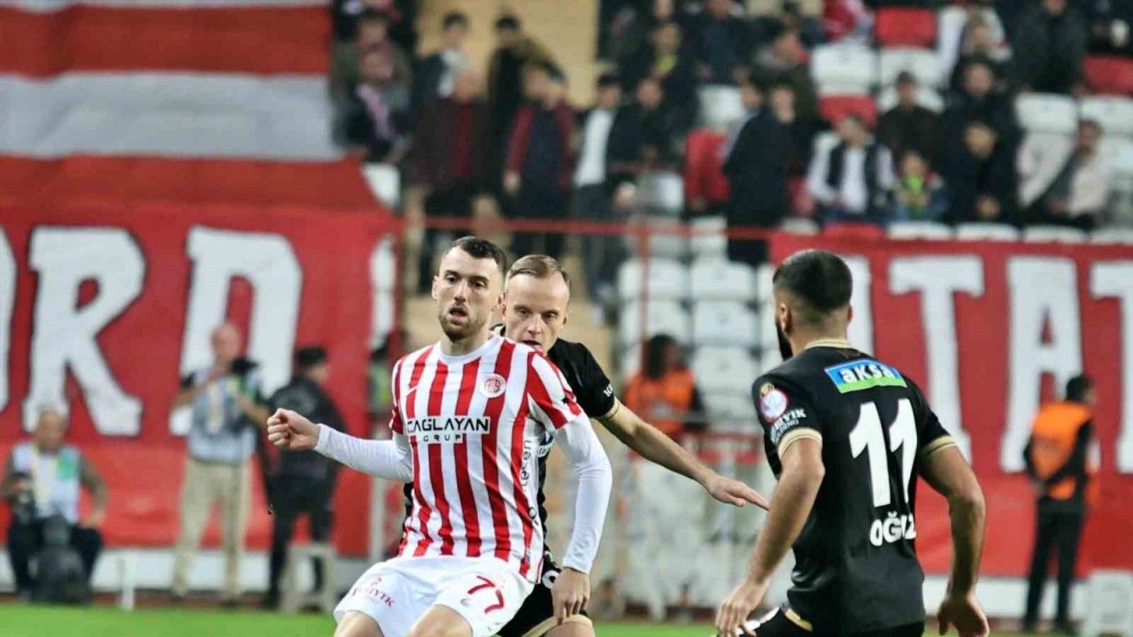Trendyol Süper Lig: Antalyaspor: 0 - Corendon Alanyaspor: 0 (İlk yarı)