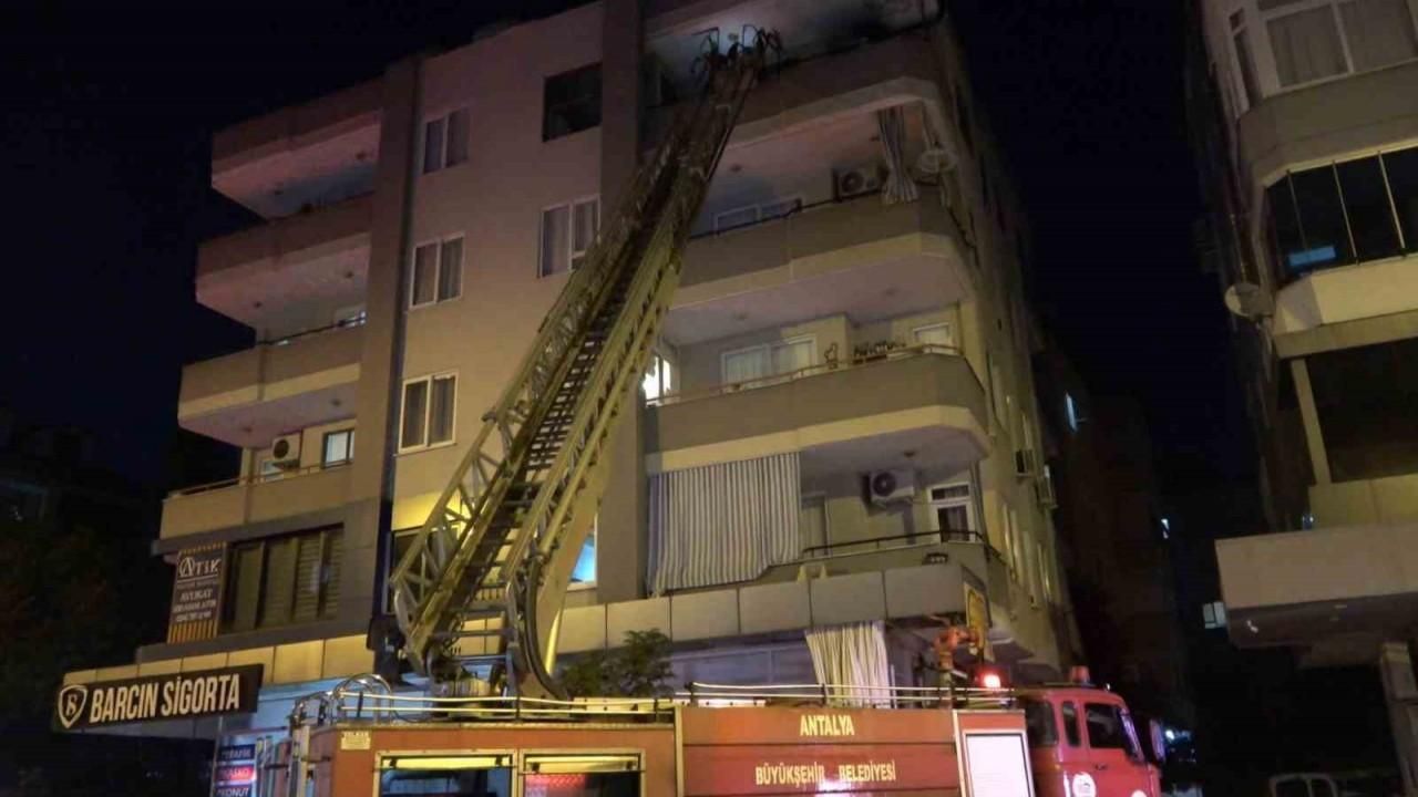 Alanya’da dört katlı binanın en üst katındaki yangın korkuttu