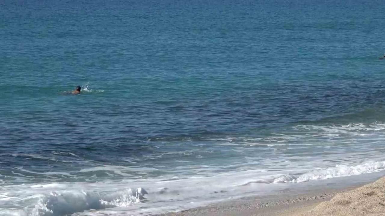 Alanya’da güzel havayı fırsat bilen turistler deniz kenarına koştu