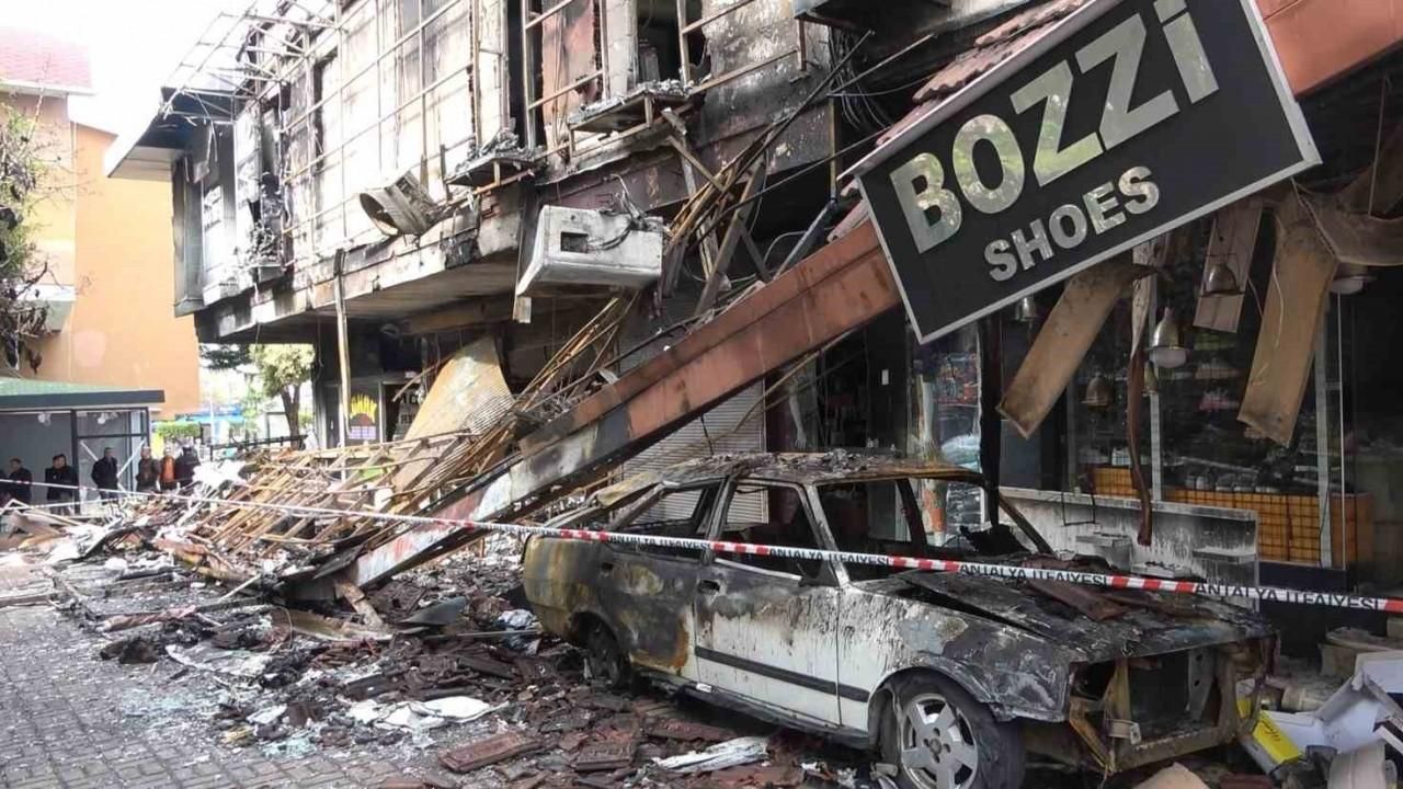 Alanya’da iş merkezindeki yangın 5 dükkan ve 1 araç kullanılamaz hale getirdi