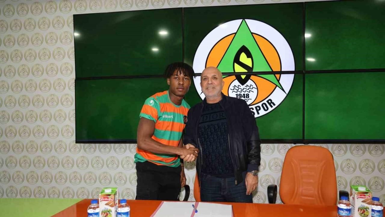 Alanyaspor, Nijeryalı genç futbolcu Akinlosotu ile profesyonel sözleşme imzaladı
