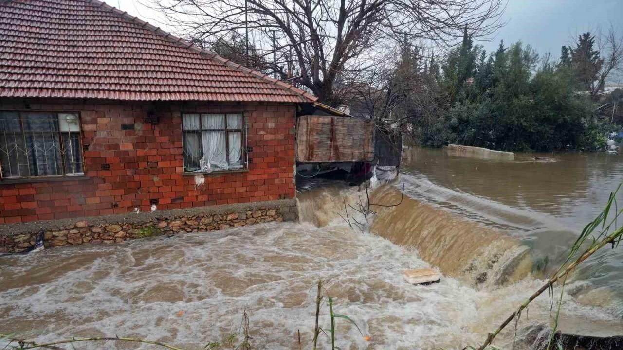 Evleri su basıp boğulma tehlikesi yaşayan vatandaşlar üst katlardaki komşularına sığındı