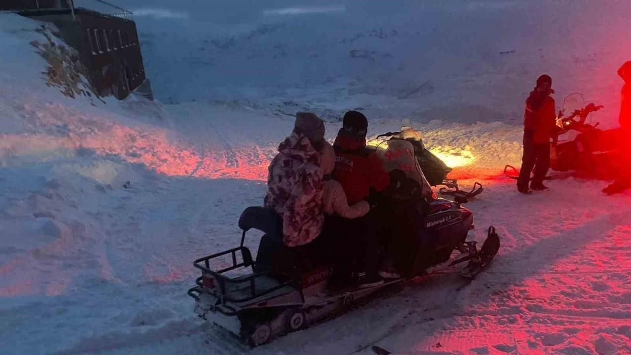 Kayak merkezinde telesiyej arızalandı, mahsur kalan 9 kişi kurtarıldı